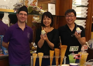 Una studentessa del corso di gelato dell'Antica Gelateria Fiorentina.